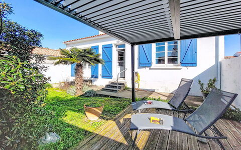Charme de la Linière: Shade, Materiale Composito, Mobili Da Esterno, Eco Hotel, Sedia, Balcone, Struttura Esterna, Deck, Design, Terrazza