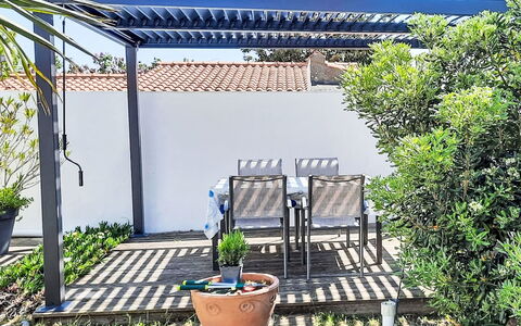 Charme de la Linière: Arbusto, Giardino, Mobili Da Esterno, Shade, Vaso Di Fiori, Landscaping, Backyard, Eco Hotel, Cortile