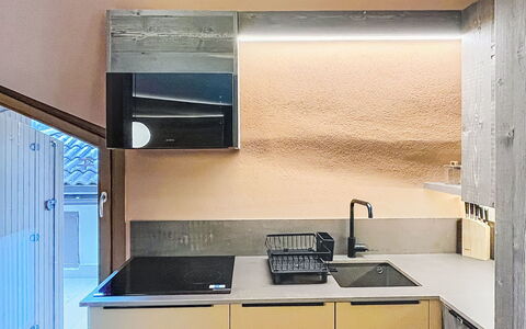 Grual: Cucina, Parete, Controsoffitto, Interior Design, Legna, Pavimentazione, Elettrodomestico Da Cucina, Soffitto, Apparecchio Major, Illuminazione