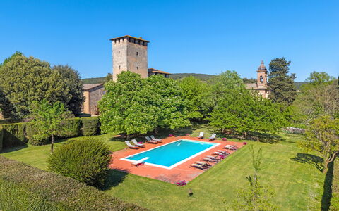 Medieval Castle Living: Vineyards, Swimming Pool &: Estate, Giardino, Hacienda, Landscaping, Piantagione, Castello, Prato, Hedge, Villa, Dimora