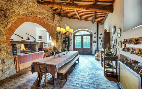 Medieval Castle Living: Vineyards, Swimming Pool &: Mobilia, Parete, Tavolo, Pavimentazione, Interior Design, Sedia, Cucina & Sala Da Pranzo Tavolo, Soffitto, Sala Da Pranzo, Pianta Della Casa