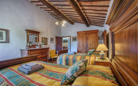 Medieval Castle Living: Vineyards, Swimming Pool &: Mobilia, Letto, Camera Da Letto, Interior Design, Soffitto, Camera, Lenzuolo, Bedding, Telaio Del Letto, Pavimentazione