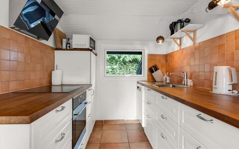 Blandina - 500M from the Sea: Cucina, Pavimentazione, Legna, Controsoffitto, Interior Design, Elettrodomestico Da Cucina, Apparecchio Major, Cabinetry, Pavimento, Elettrodomestico