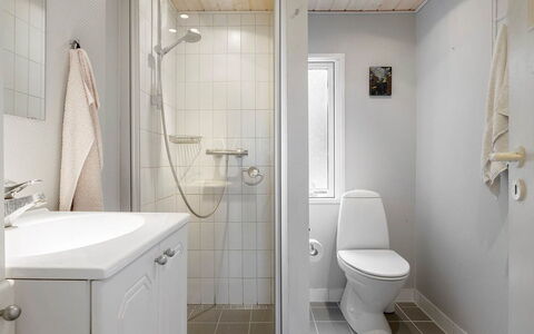 Patti - 700M from the Sea: Idraulico Fixture, Bagno, Parete, Pavimentazione, Toilet Seat, Gabinetto, Interior Design, Pavimento, Lavello, Lavandino Del Bagno