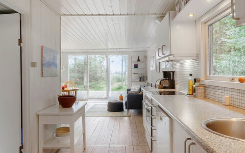 Patti - 700M from the Sea: Interior Design, Cucina, Pavimentazione, Legna, Controsoffitto, Soffitto, Mobilia, Pavimento, Elettrodomestico Da Cucina, Illuminazione