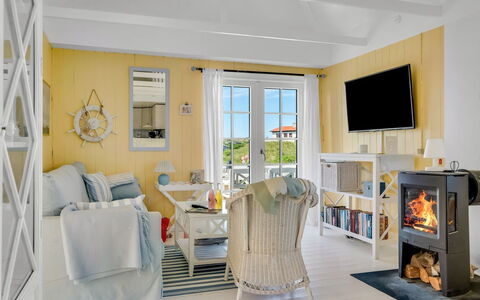 Åsta - 200M from the Sea: Mobilia, Interior Design, Pavimentazione, Pavimento, Sedia, Camera, Soffitto, Tavolo, Casa, Soggiorno