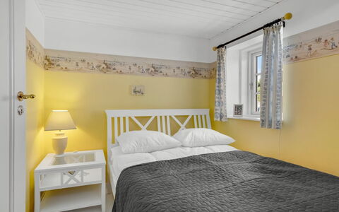 Åsta - 200M from the Sea: Letto, Interior Design, Camera Da Letto, Pavimento, Bedding, Mobilia, Lenzuolo, Pavimentazione, Soffitto, Camera