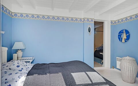 Åsta - 200M from the Sea: Blu, Parete, Interior Design, Camera Da Letto, Soffitto, Letto, Pavimento, Pavimentazione, Tessile, Casa