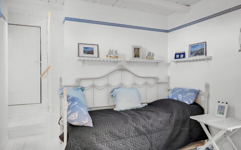 Åsta - 200M from the Sea: Camera Da Letto, Parete, Mobilia, Interior Design, Letto, Bedding, Biancheria, Pavimento, Pavimentazione, Lenzuolo
