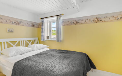 Åsta - 200M from the Sea: Camera Da Letto, Interior Design, Pavimento, Letto, Casa, Pavimentazione, Soffitto, Bedding, Camera, Biancheria