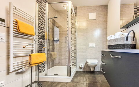 Glück auf: Idraulico Fixture, Pavimentazione, Bagno, Interior Design, Pavimento, Idraulico, Rubinetto, Lavello, Gabinetto, Piastrella