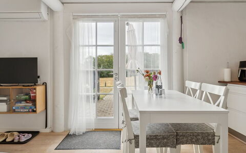 Ruse - 6Km from the Sea: Mobilia, Pavimentazione, Interior Design, Pavimento, Legna, Tavolo, Cucina & Sala Da Pranzo Tavolo, Sedia, Pavimento In Legno, Sala Da Pranzo