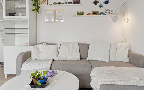 Ruse - 6Km from the Sea: Mobilia, Interior Design, Divano, Parete, Pavimentazione, Soggiorno, Pavimento, Camera, Illuminazione, Appartamento