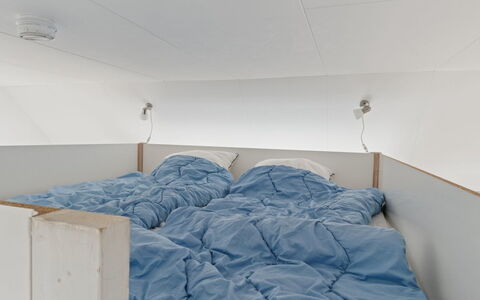 Ruse - 6Km from the Sea: Camera Da Letto, Pavimentazione, Pavimento, Letto, Lenzuolo, Bedding, Biancheria, Soffitto, Telaio Del Letto, Materasso