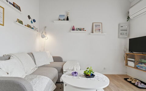 Ruse - 6Km from the Sea: Mobilia, Interior Design, Divano, Parete, Pavimentazione, Soggiorno, Camera, Pavimento, Appartamento, Casa