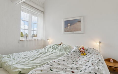 Ruse - 6Km from the Sea: Letto, Camera Da Letto, Parete, Interior Design, Mobilia, Lenzuolo, Bedding, Soffitto, Biancheria, Tessile