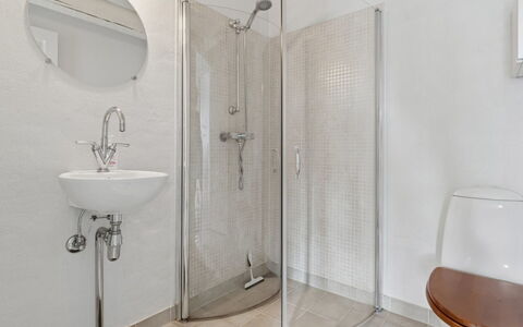 Ruse - 6Km from the Sea: Bagno, Idraulico Fixture, Pavimentazione, Pavimento, Interior Design, Idraulico, Doccia, Soffitto, Gabinetto, Camera