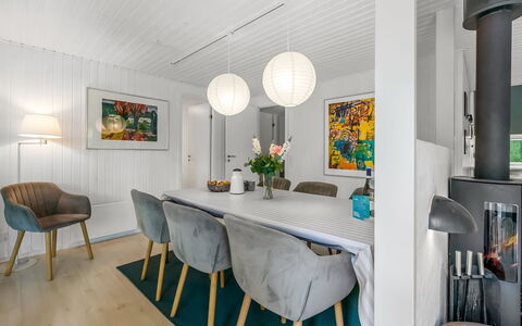 Simjanka - 800M from the Sea: Mobilia, Interior Design, Pavimentazione, Pavimento, Legna, Soffitto, Lampada, Tavolo, Sala Da Pranzo, Cucina & Sala Da Pranzo Tavolo