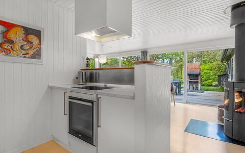 Simjanka - 800M from the Sea: Cucina, Pavimentazione, Interior Design, Elettrodomestico Da Cucina, Controsoffitto, Legna, Pavimento, Soffitto, Elettrodomestico, Apparecchio Major