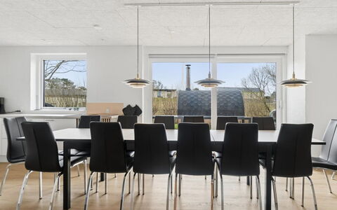 Cyrill - 2Km from the Sea: Mobilia, Pavimentazione, Tavolo, Legna, Sedia, Pavimento, Interior Design, Cucina & Sala Da Pranzo Tavolo, Illuminazione, Sala Da Pranzo