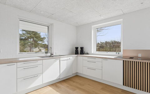 Cyrill - 2Km from the Sea: Pavimentazione, Legna, Soffitto, Pavimento, Interior Design, Pavimento In Legno, Cucina, Latifoglie