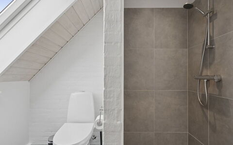 Cyrill - 2Km from the Sea: Pavimentazione, Parete, Idraulico Fixture, Pavimento, Bagno, Interior Design, Gabinetto, Soffitto, Idraulico, Piastrella