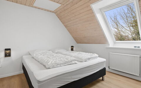Cyrill - 2Km from the Sea: Legna, Camera Da Letto, Soffitto, Letto, Interior Design, Pavimentazione, Pavimento, Telaio Del Letto, Bedding, Casa