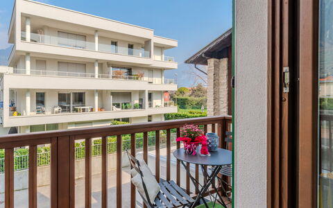 Arcobaleno House Gardalake: Appartamento, Balcone, Portico, Condominio, Eco Hotel, Villa, Pianta Della Casa, Hotel, Ricorrere, Attico