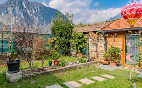 Arcobaleno House Gardalake: Catena Montuosa, Giardino, Primavera, Valle, Cortile, Alpi, Prato, Landscaping, Shade, Eco Hotel