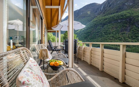 Høyanger Panorama: Legna, Mobilia, Portico, Catena Montuosa, Eco Hotel, Balcone, Sedia, Deck, Color Legno, Latifoglie