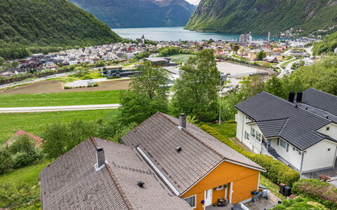 Høyanger Panorama: Zona Residenziale, Casa, Tetto, Casa, Highland, Paesaggio, Collina, Area Rurale, Villaggio, Villetta