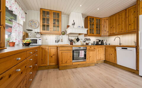 Høyanger Panorama: Legna, Cucina, Cabinetry, Controsoffitto, Credenza, Pavimentazione, Soffitto, Elettrodomestico Da Cucina, Mobilia, Casa