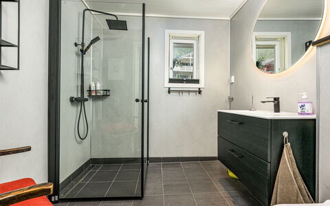 Høyanger Panorama: Idraulico Fixture, Pavimentazione, Interior Design, Bagno, Pavimento, Mobiletto Del Bagno, Idraulico, Rubinetto, Gabinetto, Piastrella