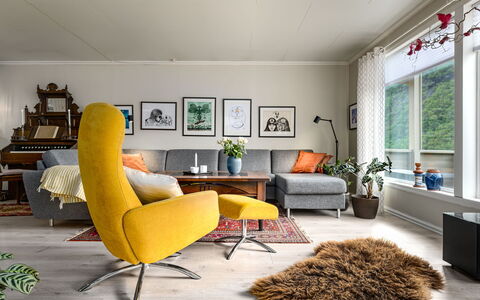 Høyanger Panorama: Mobilia, Interior Design, Pavimentazione, Parete, Pavimento, Soggiorno, Divano, Legna, Casa, Illuminazione