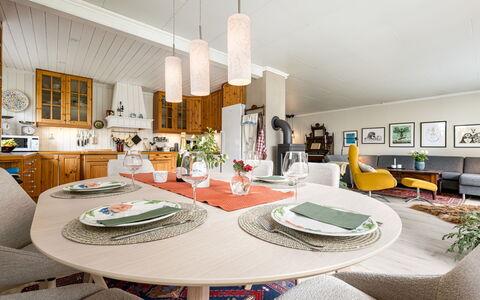 Høyanger Panorama: Mobilia, Interior Design, Pavimentazione, Lampada, Soffitto, Sedia, Legna, Tavolo, Cucina & Sala Da Pranzo Tavolo, Sala Da Pranzo