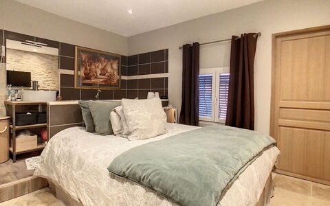 Villa Clem: Mobilia, Letto, Interior Design, Camera Da Letto, Pavimento, Pavimentazione, Bedding, Soffitto, Lenzuolo, Legna