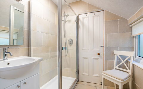 Netherwood: Bagno, Idraulico Fixture, Pavimentazione, Interior Design, Pavimento, Lavello, Idraulico, Soffitto, Rubinetto, Camera
