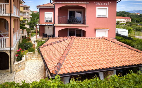 Rab Lopar 111: Zona Residenziale, Casa, Casa, Tetto, Architettura, Facciata, Balcone, Portico, Estate, Shade
