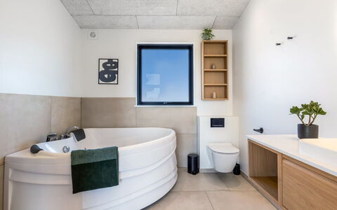 Marten - 500M from the Sea: Pavimentazione, Idraulico Fixture, Interior Design, Pavimento, Bagno, Illuminazione, Rubinetto, Idraulico, Camera, Lavello