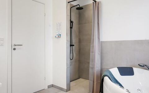 Marten - 500M from the Sea: Pavimentazione, Pavimento, Interior Design, Idraulico Fixture, Soffitto, Camera, Bagno, Idraulico, Porta, Appartamento