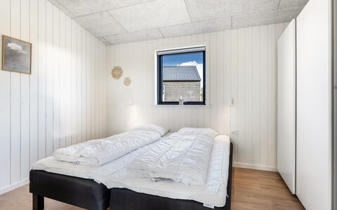 Marten - 500M from the Sea: Legna, Camera Da Letto, Soffitto, Pavimento, Bedding, Letto, Lenzuolo, Telaio Del Letto, Latifoglie, Illuminazione Diurna