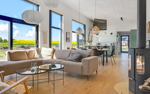 Marten - 500M from the Sea: Casa, Pavimento, Soggiorno, Soffitto, Cucina & Sala Da Pranzo Tavolo, Sedia, Pavimento In Legno, Lampada, Divano
