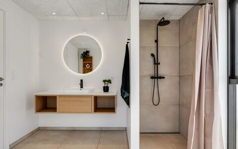 Marten - 500M from the Sea: Pavimentazione, Interior Design, Parete, Pavimento, Idraulico Fixture, Soffitto, Lampada, Bagno, Illuminazione, Lavello
