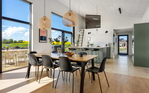 Marten - 500M from the Sea: Legna, Interior Design, Mobilia, Cucina & Sala Da Pranzo Tavolo, Pavimentazione, Sala Da Pranzo, Pavimento, Tavolo, Sedia, Soffitto