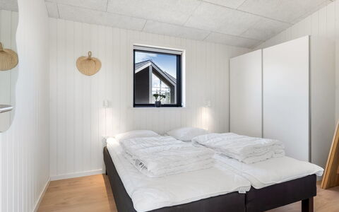 Marten - 500M from the Sea: Legna, Casa, Camera Da Letto, Bedding, Letto, Color Legno, Plank, Latifoglie, Illuminazione Diurna, Design