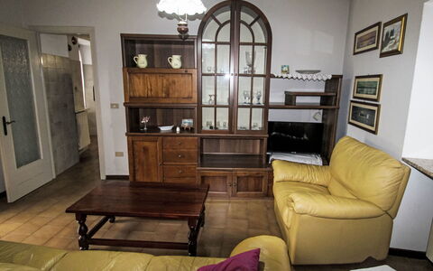 Iside: Mobilia, Interior Design, Pavimentazione, Legna, Pavimento, Camera, Credenza, Scaffalature, Cabinetry, Soggiorno
