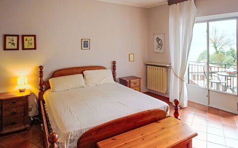 Iside: Mobilia, Letto, Camera Da Letto, Interior Design, Lenzuolo, Pavimentazione, Bedding, Legna, Pavimento, Camera