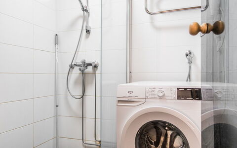 Voimatahko: Pavimentazione, Interior Design, Idraulico Fixture, Pavimento, Bagno, Idraulico, Lavatrice, Doccia, Camera, Rubinetto