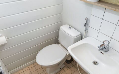 Voimatahko: Toilet Seat, Bagno, Gabinetto, Idraulico Fixture, Pavimentazione, Lavello, Pavimento, Lavandino Del Bagno, Idraulico, Interior Design