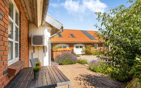 Virve - 100M to the Fjord: Mobilia, Legna, Interior Design, Pavimentazione, Pavimento, Sedia, Camera, Soffitto, Soggiorno, Appartamento